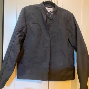 Weekday Jacka - Supercool jacka från Weekday. Har använts max 2 gånger. Oversized. Säljs inte längre på hemsidan.