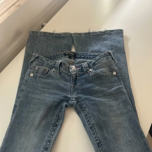 True Religion bootcut jeans blå - Säljer mina true religion jeans i storlek 23. Dem är använda men har inga andra defekter än att dem är lite slitna där nere på byxorna men annars jättebra. Pris kan diskuteras?
