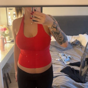 Röd halterneck  - Hej säljer nu denna topp som är oanvänd 🤍