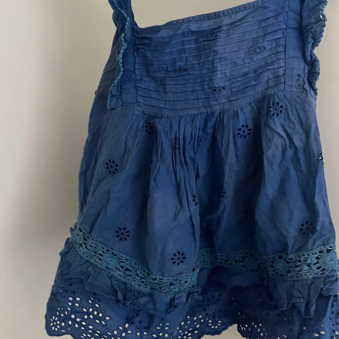 Blå ärmlös blus med spetsdetaljer - 1