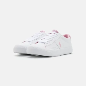 Vita sneakers med rosa detaljer från Polo Ralph Lauren - Snygga vita sneakers från Polo Ralph Lauren med glittriga rosa detaljer på plösen och hälen. Skorna är i bra skick och knappt använda. Hör av er om ni vill ha bild på skorna 💕
