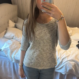 Ljusblå/vit stickad tröja - Säljer en mysig ljusblå/vit stickad tröja med trekvartsärm. Enkelt att matcha med jeans eller kjol. Tröjan har en avslappnad passform och är superbekväm att bära. Hör av dig vid intresse!