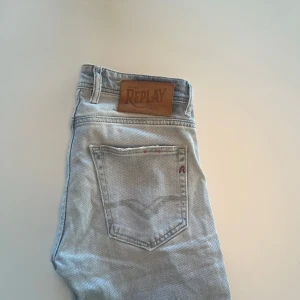 Replay Jeans (GROVER) - ** Replay jeans!**  Jag säljer ett par Replay jeans. Jeansen är i hyfsat bra skick och finns i stl (28)  Tveka inte att höra av dig om du har några frågor eller funderingar! . 
