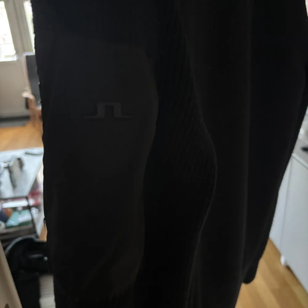 Hej, säljer min svarta cardigan från J.lindberg. Storlek L men passar även bra som M. Nypris 3200, skickar me kvitto om man vill ha de🍾💯. Takit.