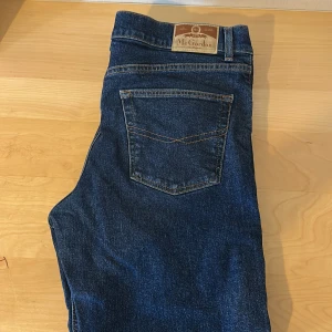 Blå jeans från McGordon - Säljer ett par klassiska blå jeans från McGordon. Dessa jeans är köpta ifrån dressman och aldrig använts. Jeansen är i storlek 34/30 och dom har en straight fit. Jag säljer dessa jeans ganska billigt då ja gärna ser till att någon annan tar nytta av dom🤝. Först till kvarn som gäller! 🤝💯