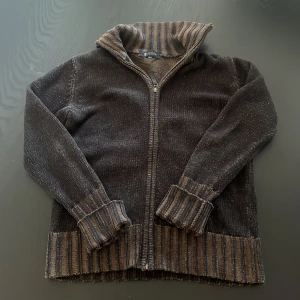  Stickad Tiger Of Sweden kofta - Säljer denna skit snygga Tiger Of Sweden koftan, koftan är i fint skick och är i storlek L, hör av dig vid frågor💯