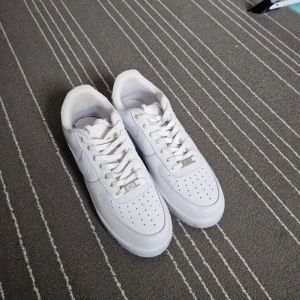 Air force one - Säljer ett par klassiska vita Nike Air Force sneakers. Skorna har en stilren design med snörning och perforerade detaljer på ovansidan för extra ventilation. Perfekta för en casual look. Af1 air force one skor 43 nike vita sneakers