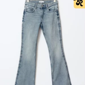 Ljusblå bootcut jeans - Snygga ljusblå bootcut jeans med klassisk femficksdesign och bälteshällor. Gina low waist bootcut jeans. SMÅ i storleken. De ör ljusare i värkligheten!!
