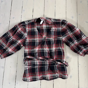 Rutig blus - Jätte snygg rutig knytbar blus 🫶🏻🌹