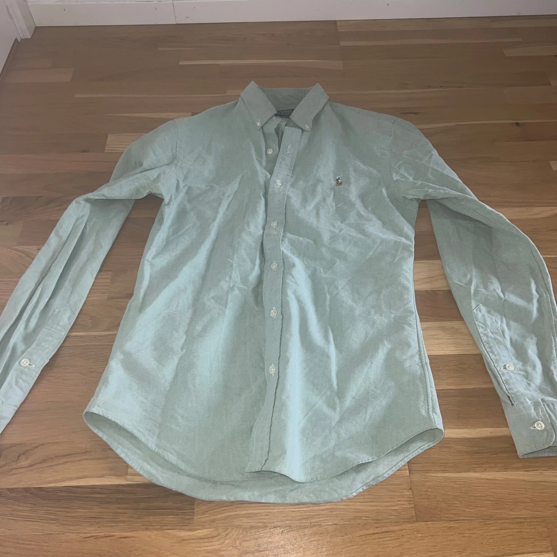 Grön skjorta med broderad logga