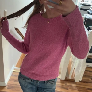 Rosa stickad tröja - Säljer en mysig rosa stickad tröja med rund hals och långa armar. Passar bra till jeans eller kjol.
