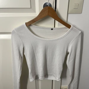 Vit basic Topp - Vit ribbad topp med långa ärmar, u-ringad. Jättesnygg och skön, säljer pga använder aldrig. ❤️‍🔥