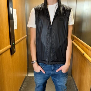 J. Lindeberg väst - Säljer en tvär fet väst från j lindeberg perfekt inför våren. Västen bär storleken 50 vilket ungefär resulterar i M. Hör av dig vid funderingar och frågor