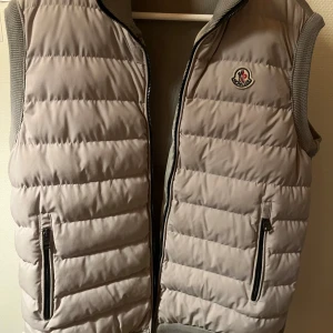 Moncler väst  - Moncler väst säljes, storlek m och bra passform.