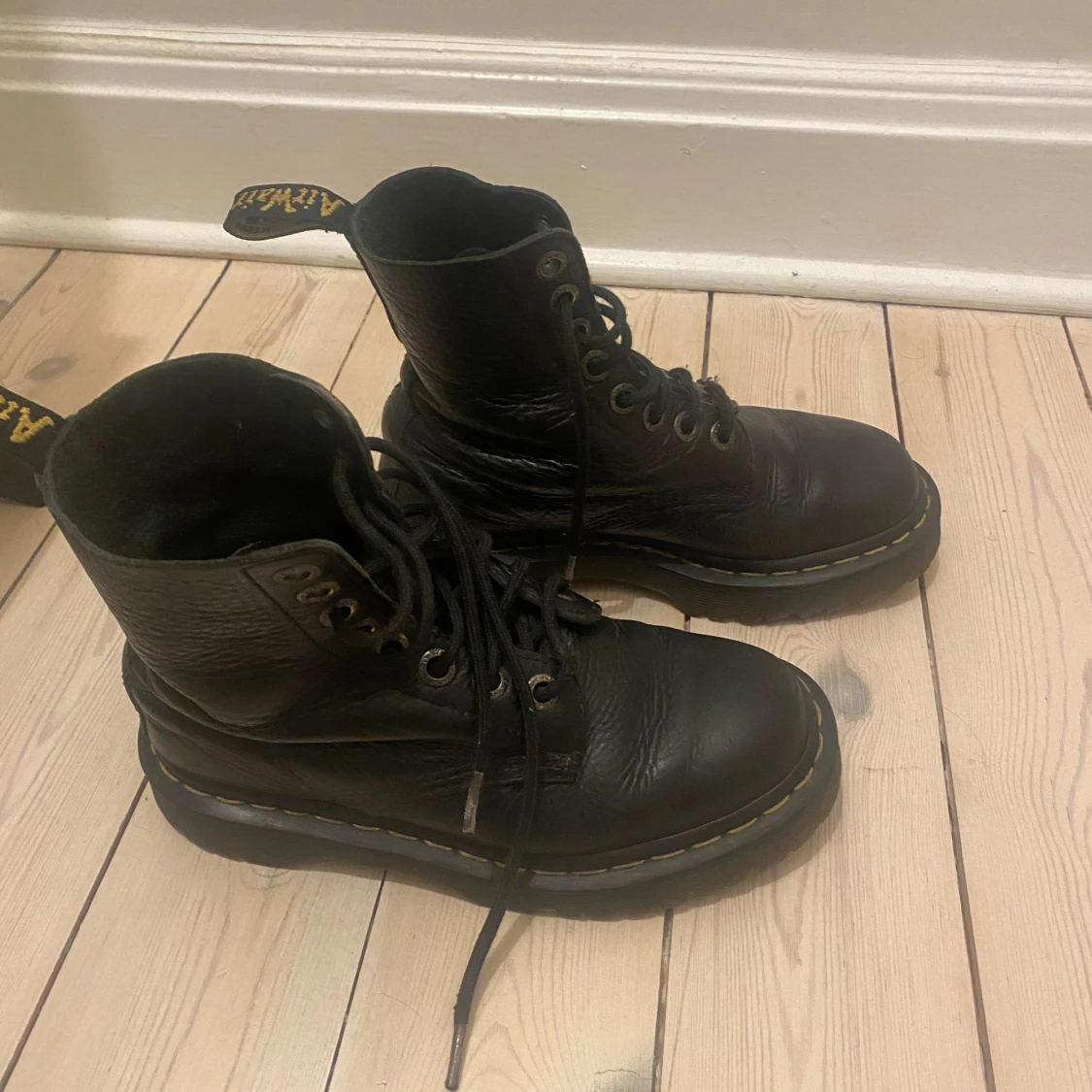 1490s dr.martens kängor i mjukt läder  - 1