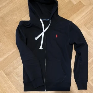 Svart hoodie från Ralph Lauren - Säljer en svart hoodie från Ralph Lauren. Storlek M
