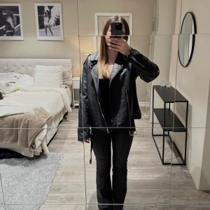 Svart skinnjacka - Jättefin svart skinnjacka💗