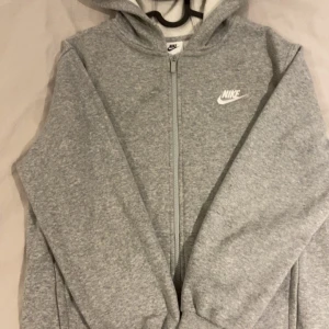 Grå hoodie från Nike - Säljer en mörk grå Nike zip. Storleken är 158-170.! jag har lagt storlek beskrivningen S för att det går ej att lägga barn storlek! Skick 9/10, saknar bara en snabb tvätt! Hör av er om ni undrar någonting!