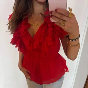 Röd volangtopp  - Så söt röd volangtopp perfekt på fest 💋Jag är 168 och det är mina bilder, köp via köp nu direkt eller Swish, kvar tills markerad som såld🌸💞