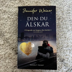 Bok ”Den du älskar” - En gripande roman om längtan efter kärlek av Jennifer Weiner. Boken handlar om Rachel och Andy som möts för första gången i väntrummet på akuten. Deras liv flätas samman genom åren och de påverkar varandra på oväntade sätt. En berättelse om kärlek, förlust och att hitta sig själv.