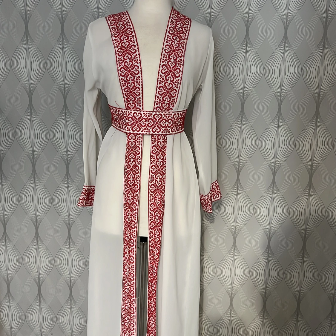 Vit långklänning med rött broderi - 1