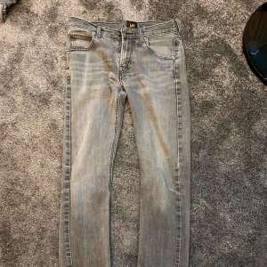 Grå jeans från Lee - Säljer tvär snygga gråa slim fit jeans från Lee | 29/32 | Hör av er för frågor😁