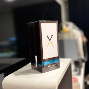 Xerjoff Erba Pura Parfym - Lyxig parfym från Xerjoff, Erba Pura, helt ny i förpackning, en elegant förpackning. Flaskan rymmer 100 ml och har en stilren design med en svart och guld etikett. Perfekt för den som söker en exklusiv doftupplevelse.