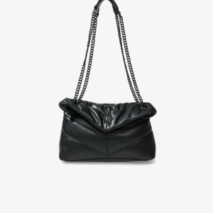 Steve madden väska  - Supersnygg väska från Steve madden! Köpt för 1300 men säljer för lägre eftersom det skavts bort lite vid märket som syns på sista bilden 💕