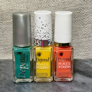 Nya! Nagellack från Depend i tre färger - Våriga färger ☀️🌷🐳Säljer tre nagellack från Depend i färgerna turkos, gul och orange. Perfekt för att ge dina naglar en färgglad touch. Varje flaska innehåller 5 ml och har en smidig applikator för enkel applicering. Nypris 25-35:- st. Aldrig använda.