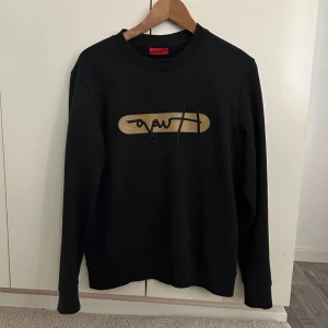 Hugo boss  - Riktigt fet hoodie Storlek S✨ Skick 9,5/10✨den är perfekt nu till våren och ha på sommarkvällar när man är ute med vänner!