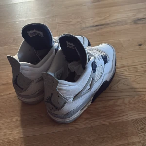 Nike Air Jordans i vitt och blått - Snygga Nike Air Jordans 4or, nästan helt nya, köpta från stockx. Kan sänka priset vid snabb affär  