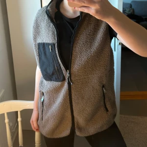 Brun Teddy väst - Säljer min bruna teddyväst från lager 157, köpt på sellpy. Aldrig använd av mig och sellpy prislapp finns kvar💕
