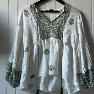 Blus från Zara - Säljer en blus från Zara i storlek M med gröna detaljer! Den är i bra skick men har några små trådar som lätt går att klippa bort men är inget som syns! Det är bara att skriva om du har frågor💞💞