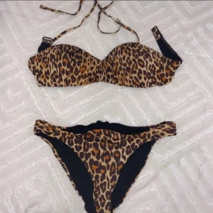 Leopardmönstrad bikini - Trendig leopardmönstrad bikini med knytband. Perfekt för en dag på stranden eller vid poolen. Bikinin har en klassisk design.🩷❤️