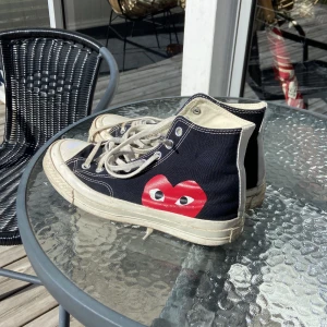 Converse CDG - Höga CDG Converse. Skick 7/10, lite smutsiga och har gått sönder lite vid hälen inuti. 