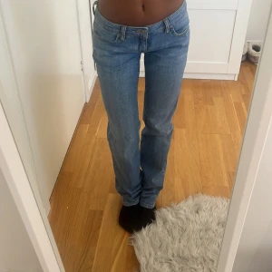Lågmidjade raka jeans - Jätte snygga raka jeans med låg midja! Midjemåttet rakt över:34 cm innerbenslängden:82cm💞💞 Köp via plick!