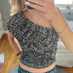 Zara stickad one shoulder - Supermysig stickad one shoulder topp från Zara😻😻 Köpt för en månad sedan och är endast använd två gånger☺️