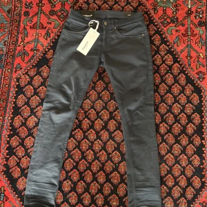 Blå chinos dondup - Snygga blå byxor från Dondup med en stilren design. Byxorna har en normal passform och är tillverkade i ett bekvämt material. Perfekta för en stilren look.