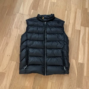  Parajumpers väst storlek Y-M - Säljer en parajumper väst för att jag inte andvänder den mer är i jätte fint skick storleck y m och nypris är ungeför 3700kr Kan gå ner i pris vid snabb köp