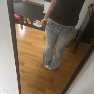 Ljusblå bootcut jeans från Missäy - Säljer ett par lågmidjade bootcut jeans från Missäy. Byxorna är använda ett par gånger mer är i bra skick. Jeansen är i storlek 38 och är köpta för nypris 500kr.