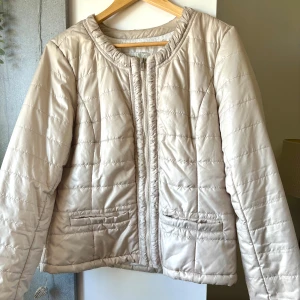 Söt vår jacka - Jätte söt vår jacka som passar perfekt nu💕💞 använd fåtal gånger!! XL på lappen men passar en s/m 💝