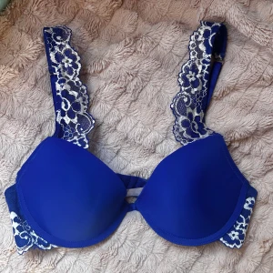 Blå spets-bh -  snygg blå bh med vacker vit spetsdetalj på axelbanden 70c 💙