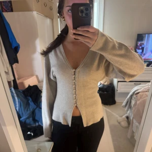 Stickad figursydd kofta från Gina tricot  - Figur sydd kofta från Gina 