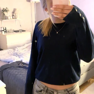 Mörkblå tröja från Holly & Whyte - Säljer min mörkblåa tröja från Holly & Whyte💕Storlek L men passar mig som vanligtvis har xs/s bra💕