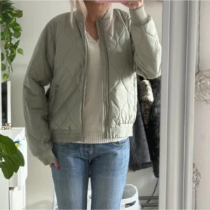 Ljusgrön bomberjacka - Så fin ljusgrön vårjacka. Storlek 158 men passar mig som är 161💖(inte mina bilder)