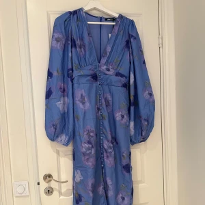 Balloon sleeve dress Gina Tricot. INTRESSEKOLL - Hejjjj. Jag var mer intresserad av den andra varianten som jag fick tag på så nu lägger jag ut denna blåa varianten som intressekoll. Kom med pris så kan det diskuteras!! Helt oanvänd som ni ser på bilden samt i storlek 36😍kvitto finns. Lägger ett pris, men som sagt. Intressekoll 