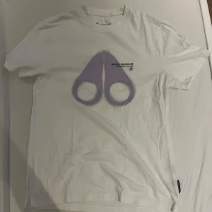 Moose Knuckles t-Shirt - Stilren t-shirt från moose knuckles med tryck fram och bak. Nypris 1500kr