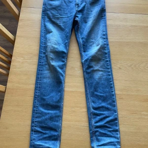 Blå jeans från Stone Island  - Snygga blå jeans från Stone Island 41cm midja 101cm längd, bra skick!