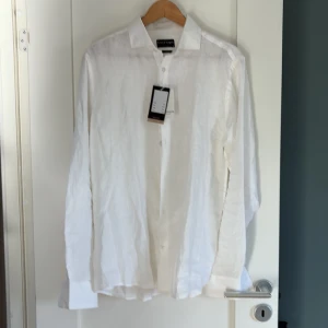 Vit linneskjorta från Bruun & Stengade - Nypris 900 kr, mitt pris endast 650 kr. HELT NY aldrig använd, alla tags kvar. Perfekt till sommaren! Hör av dig vid frågor!