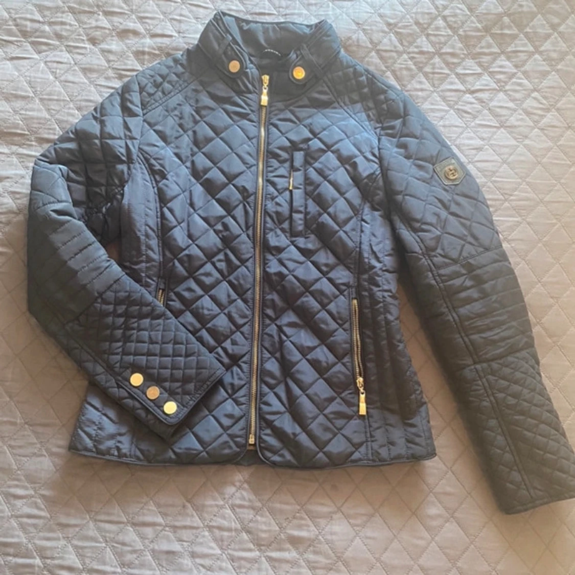 Blå quiltad jacka från Hollister - 1